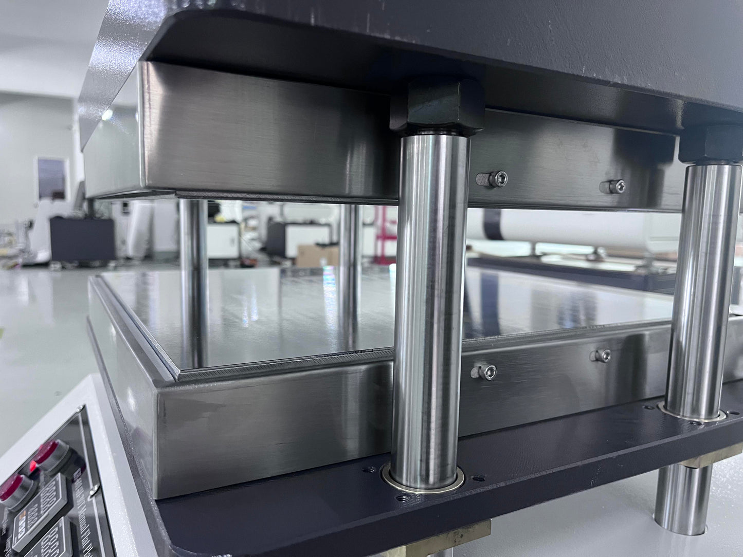 Vulcanizing heat press platen frame with stainless steel columns and base plates